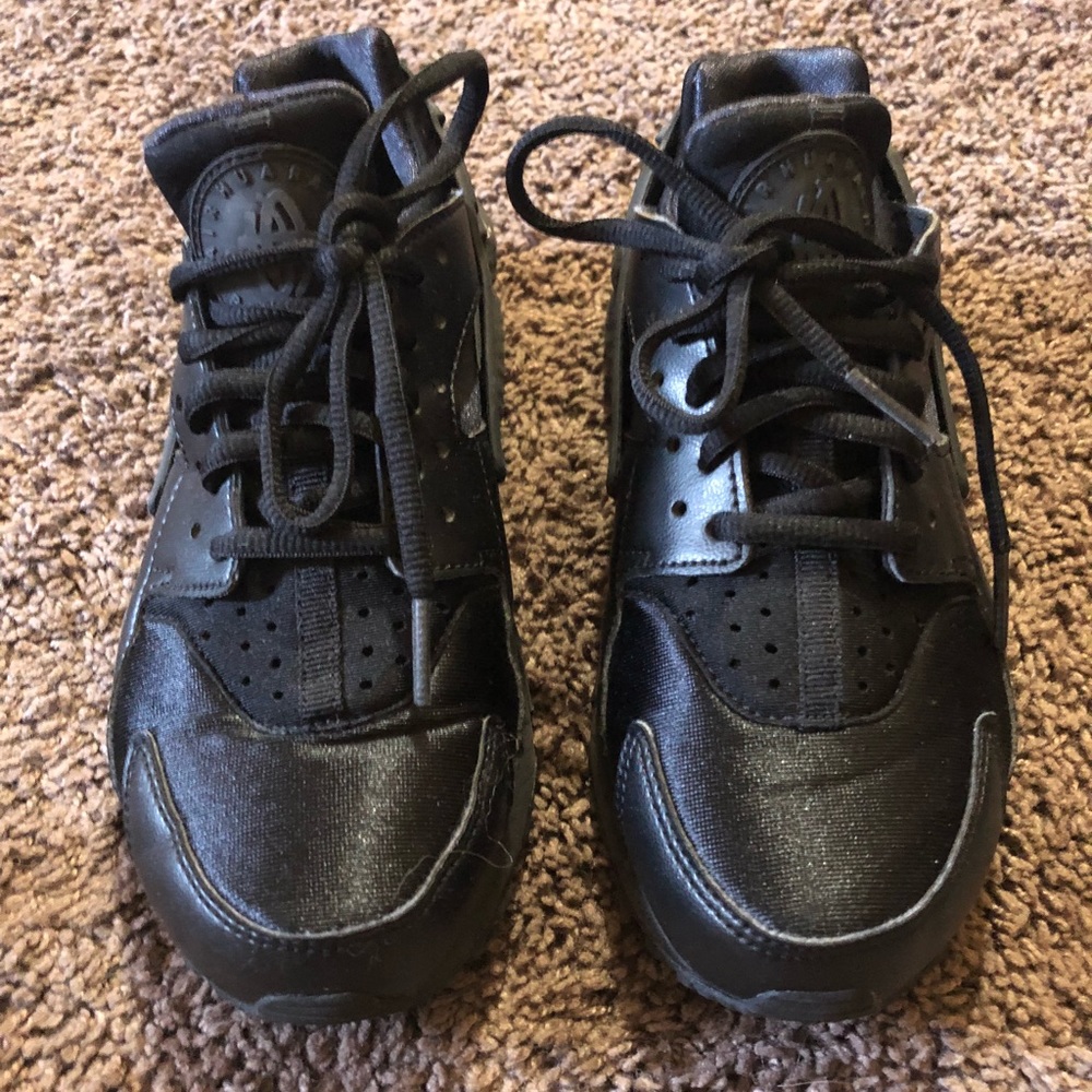 All black Nike Air Huarache